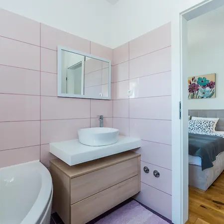Villa Donato With Jacuzzi Near The Old Town