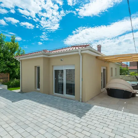 Villa Donato With Jacuzzi Near The Old Town
